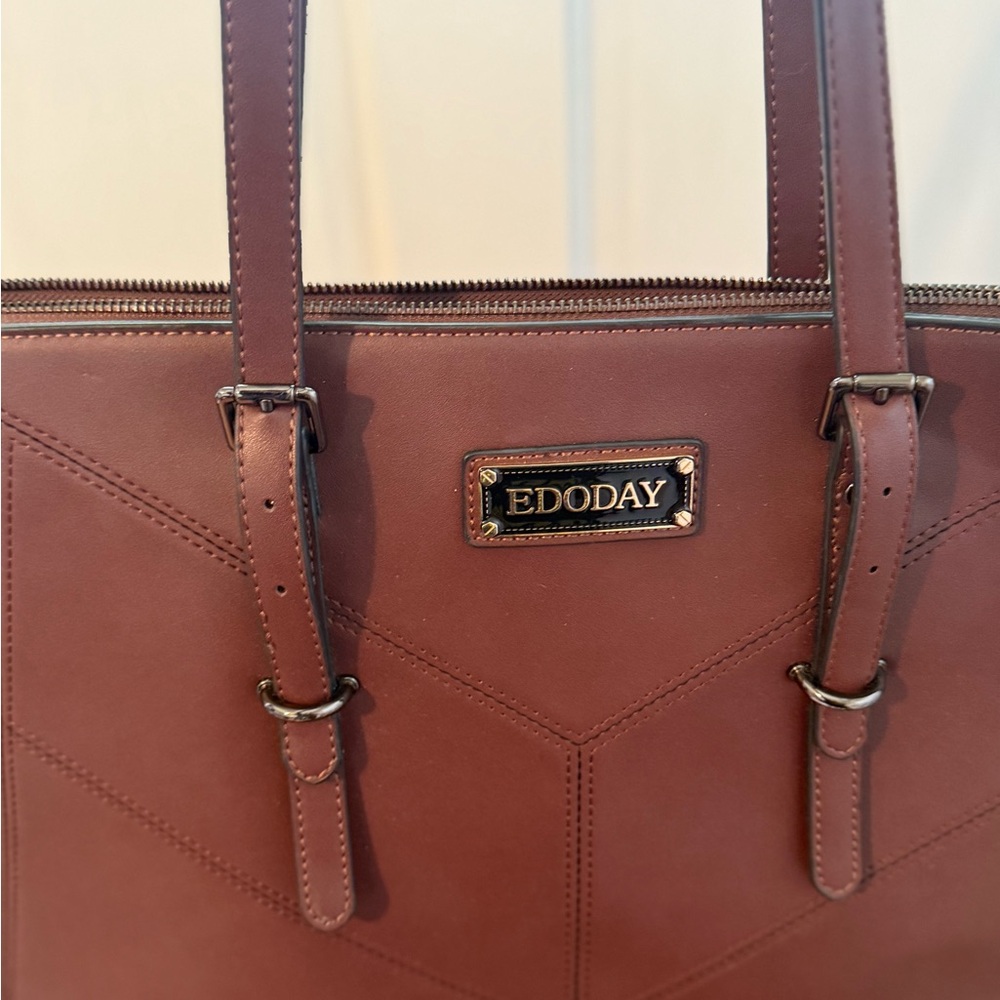 Elegant Brown Leather Tote Bag with Clean Lines - Picture 2 of 9
